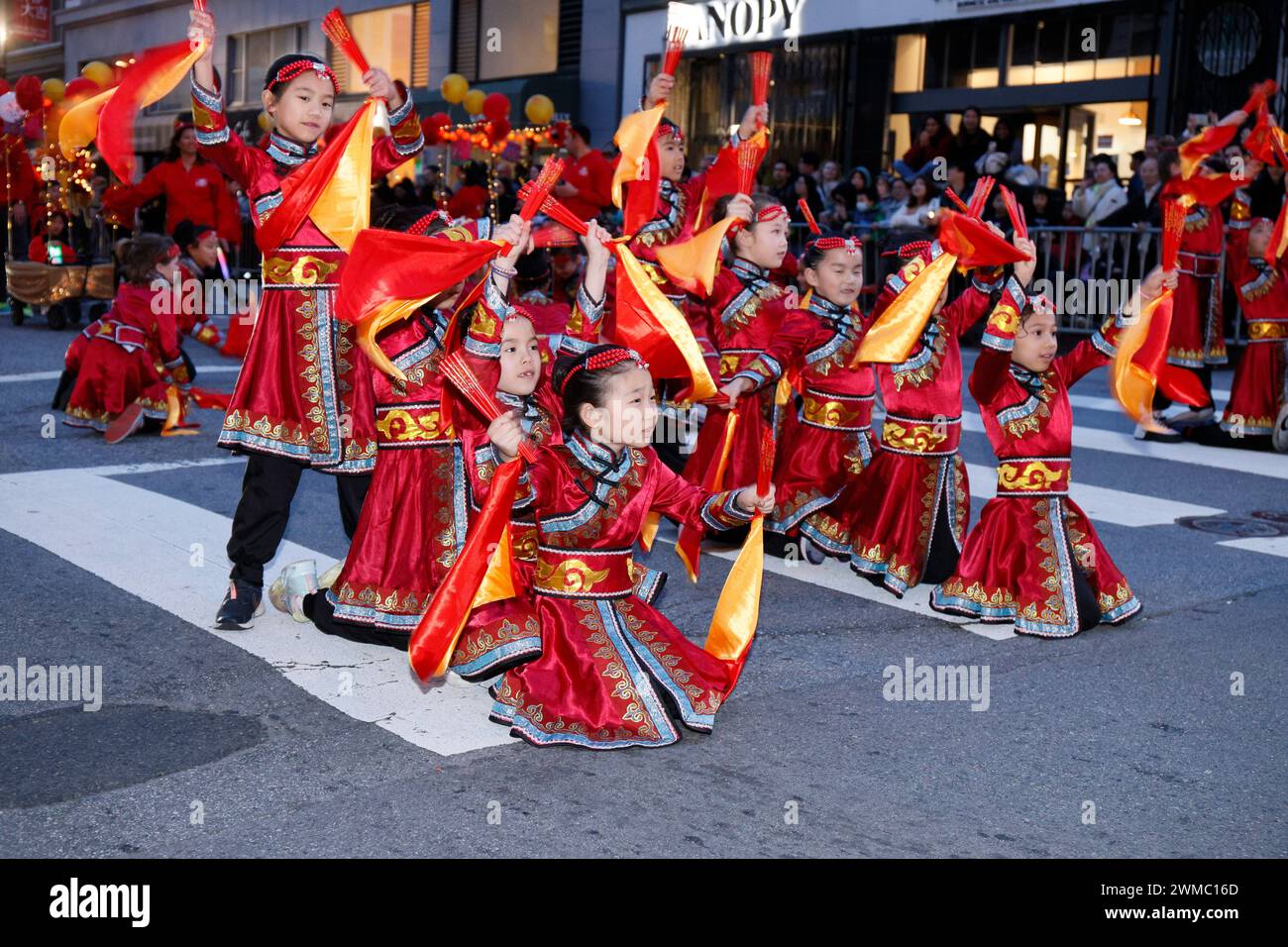 San Francisco, California, Stati Uniti. 24 febbraio 2024. Artisti e turisti si riuniscono a Chinatown, San Francisco, per il Festival e la sfilata del Capodanno cinese del 2024. Crediti: Tim Fleming/Alamy Live News Foto Stock