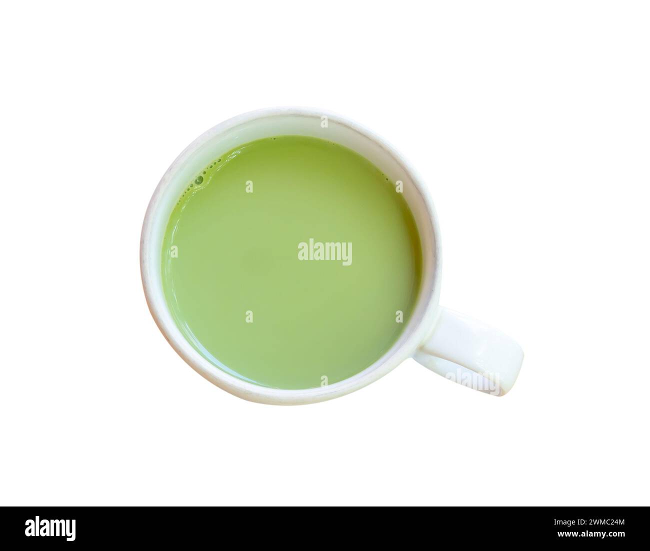 La vista dall'alto del tè verde matcha caldo in una piccola tazza bianca è isolata su sfondo bianco con percorso di ritaglio. Foto Stock