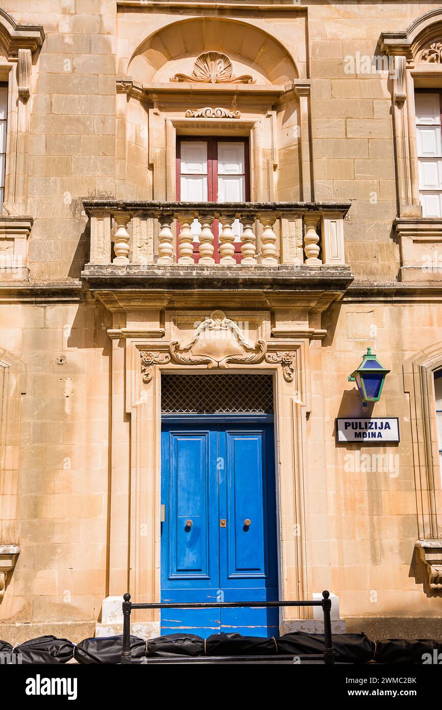 Porta e facciata della storica stazione di polizia nel centro storico di Mdina sull'isola di Malta Foto Stock