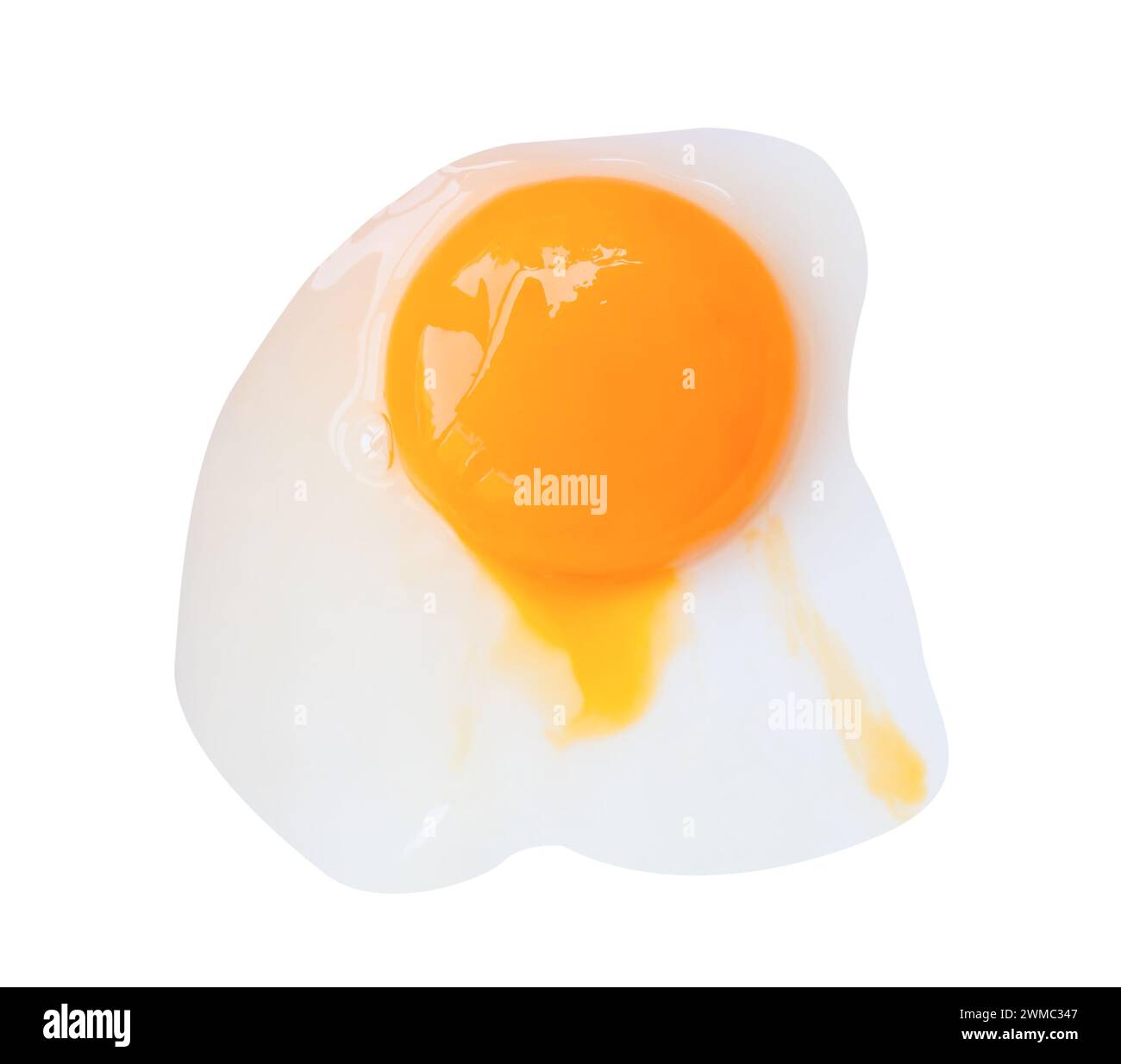 La vista dall'alto del cibo crudo dell'uovo di pollo senza guscio è isolata su sfondo bianco con percorso di ritaglio. Foto Stock