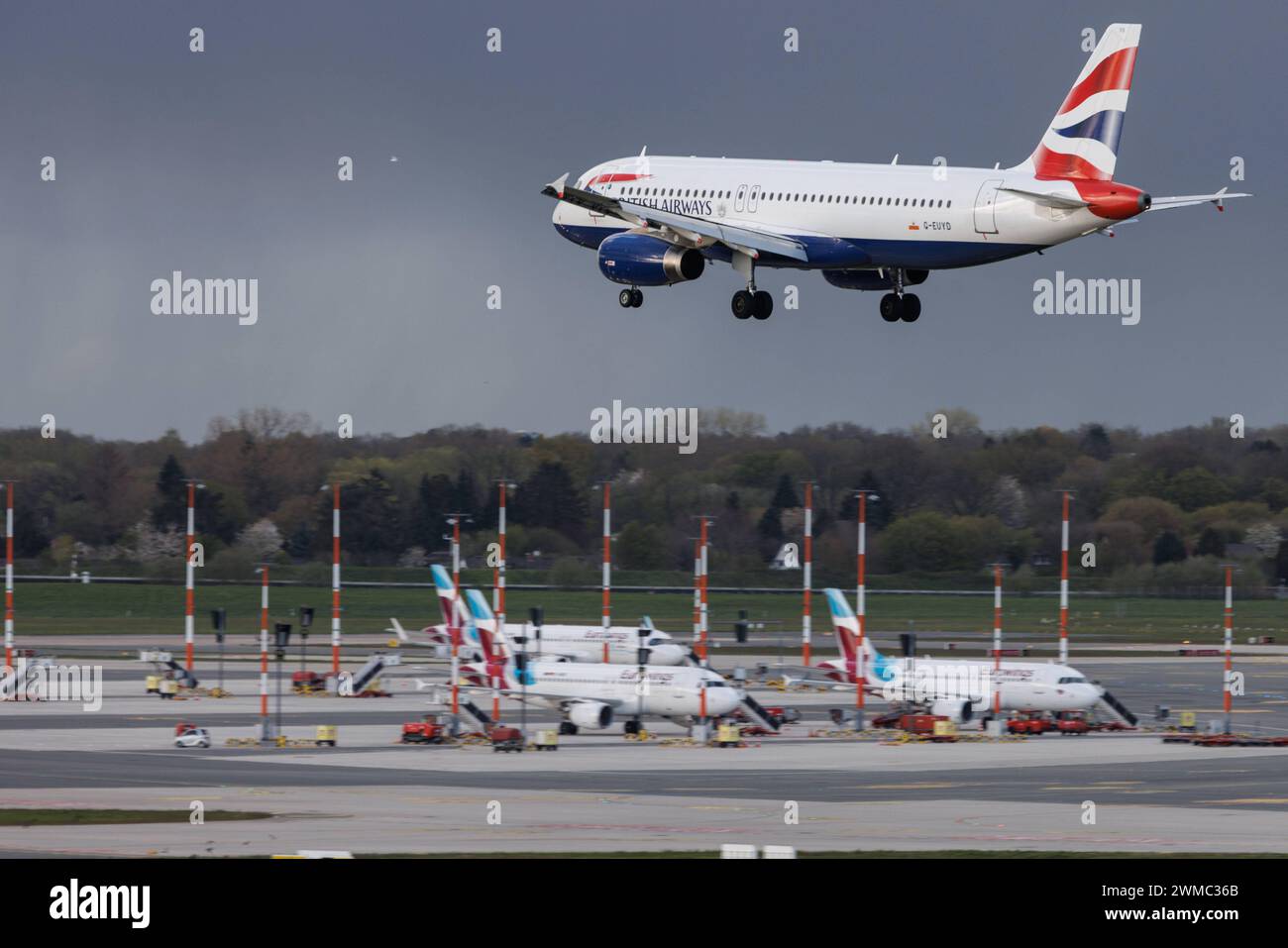 Der Airbus A320-232 A320 der Fluglinie British Airways BA / BAW mit der Registrierung G-EUYD MSN: 3726 landet am Flughafen Hamburg Airport EDDH/HAM. Amburgo Amburgo Germania *** Airbus A320 232 A320 di British Airways BA BAW con registrazione G EUYD MSN 3726 atterra all'aeroporto di Amburgo EDDH HAM Amburgo Germania Foto Stock