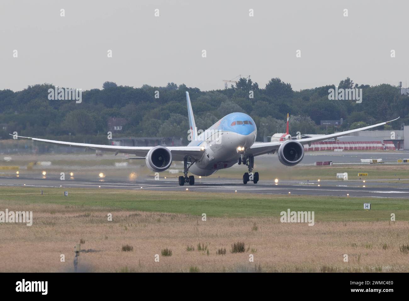 Die Boeing 787-9 Dreamliner B789 der Fluglinie Neos NO / NOS mit der Registrierung EI-NUA MSN: 65314 startet vom Flughafen Hamburg Airport EDDH/HAM. Amburgo Amburgo Germania *** il Boeing 787 9 Dreamliner B789 della compagnia aerea Neos NO NOS con registrazione EI NUA MSN 65314 decolla dall'aeroporto di Amburgo EDDH HAM Amburgo Germania Foto Stock