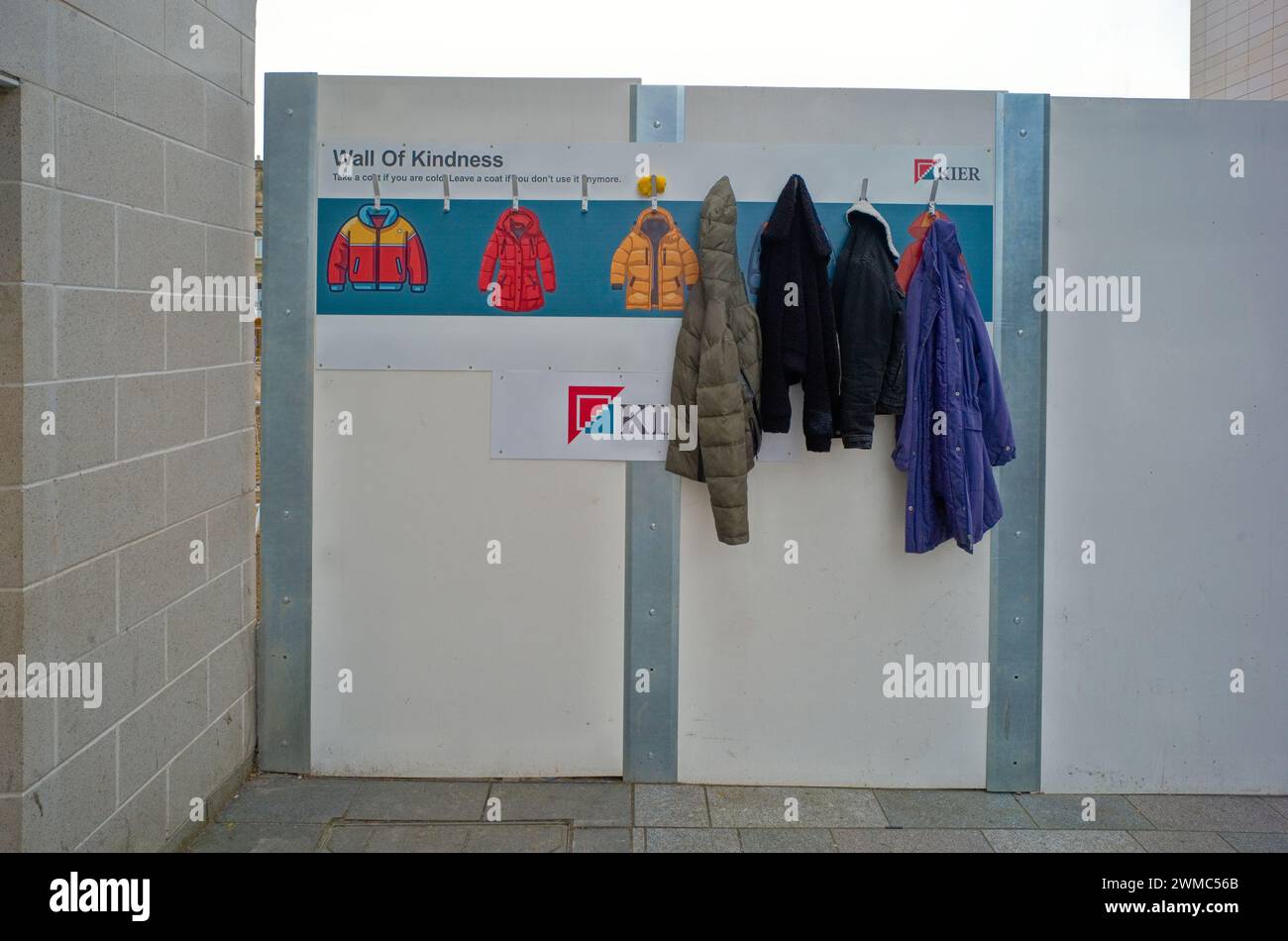 Un muro di gentilezza per cappotti indesiderati in un cantiere nel centro di Sunderland Foto Stock