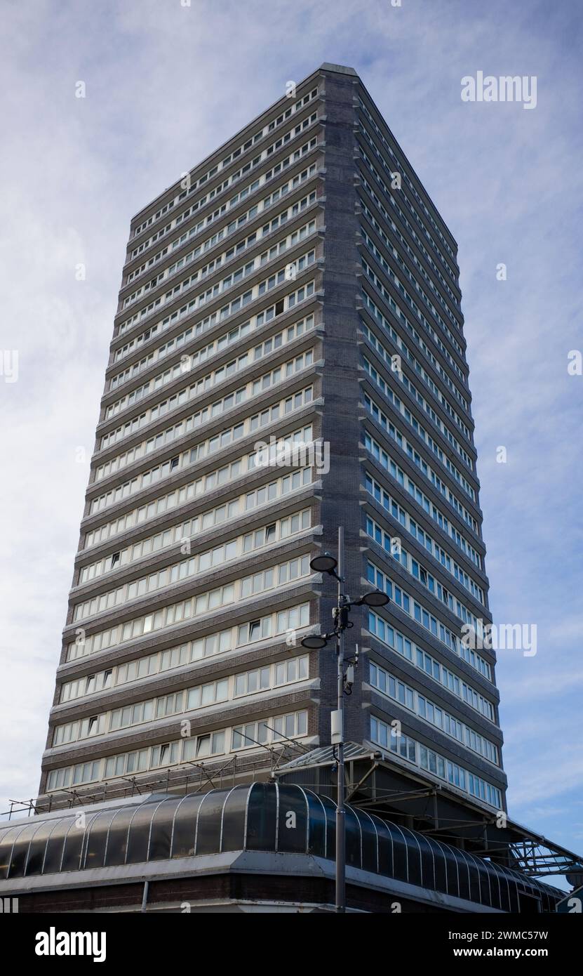 Alto blocco di appartamenti di proprietà del consiglio nel centro della città di Sunderland Foto Stock