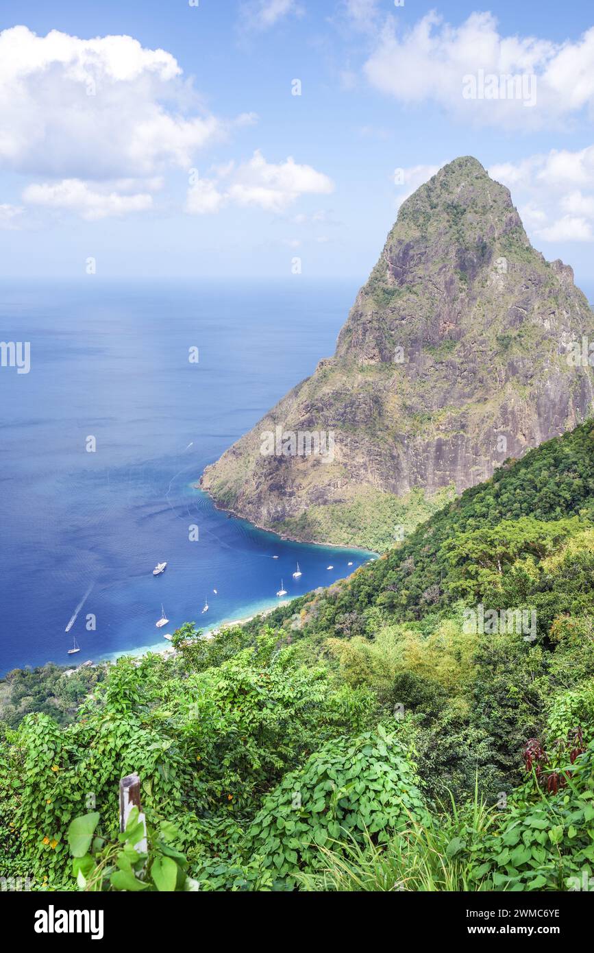 Vista dell'iconico Petit Piton dal punto panoramico del percorso naturalistico Tet Paul: Saint Lucia, Indie occidentali Foto Stock