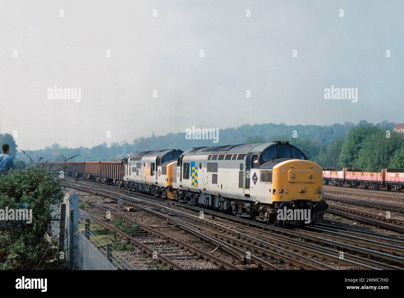 Un paio di locomotive diesel classe 37 numeri 37220 e 37194 che lavorano su un treno dipartimentale a Redhill il 2 maggio 1995. Foto Stock