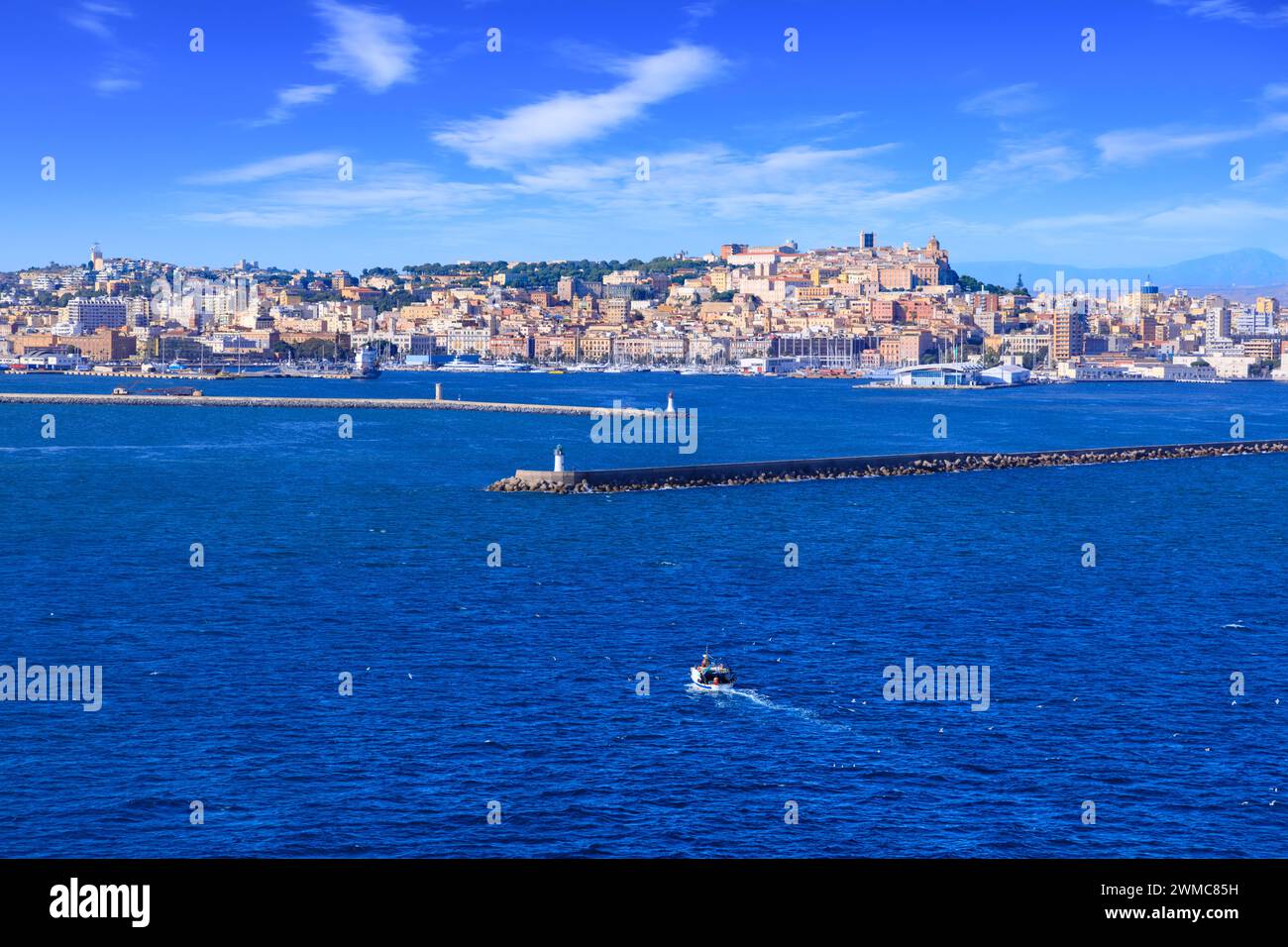 Cagliari paesaggio urbano dal mare, Italia: Veduta del porto. Foto Stock