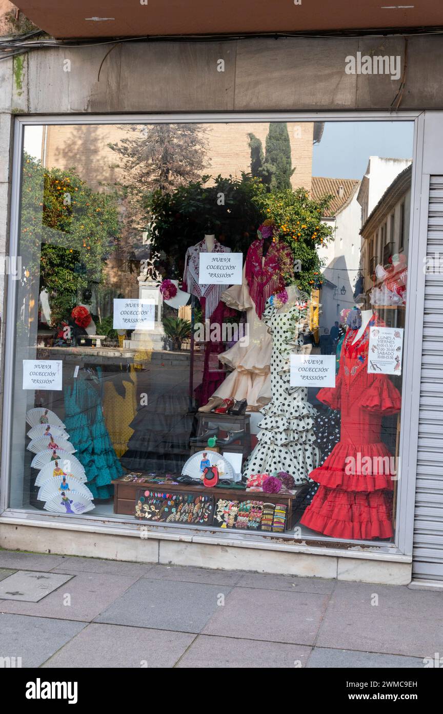 Un negozio di abbigliamento Flamenco a Cordoba, in Andalusia, Spagna meridionale. L'abito Flamenco indossato dalle donne è un tradizionale abito spagnolo con abbraccio al corpo Foto Stock
