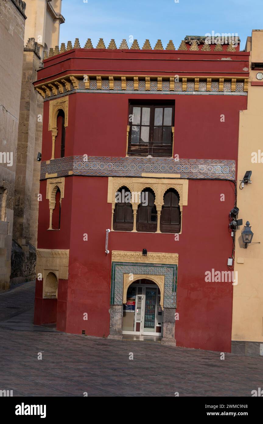 La Spagna ha alcuni dei migliori esempi di architettura moresca con finestre in stile arabo e altre decorazioni nella città storica come Cordova in Andalus Foto Stock