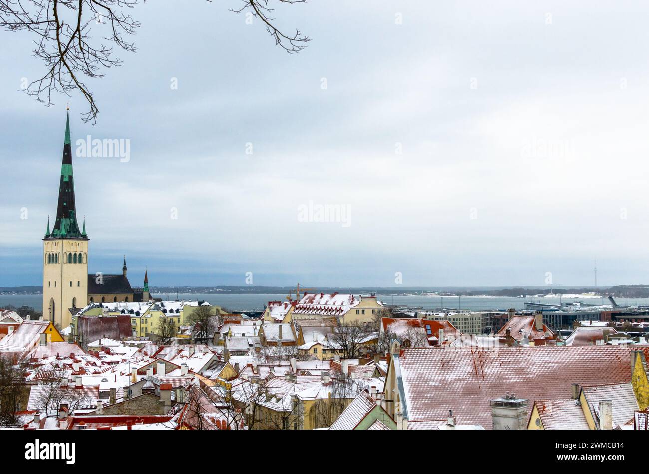 St Olaf's Church Tower sullo sfondo di Tallinn e del Mar Baltico in inverno, Estonia Foto Stock
