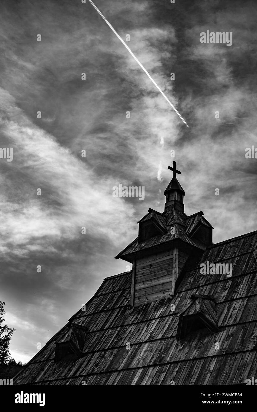 Tetto scuro con vista parziale della croce, chiesa in legno dello spirito santo, bianco e nero, Serbia, Balcani, Europa Foto Stock