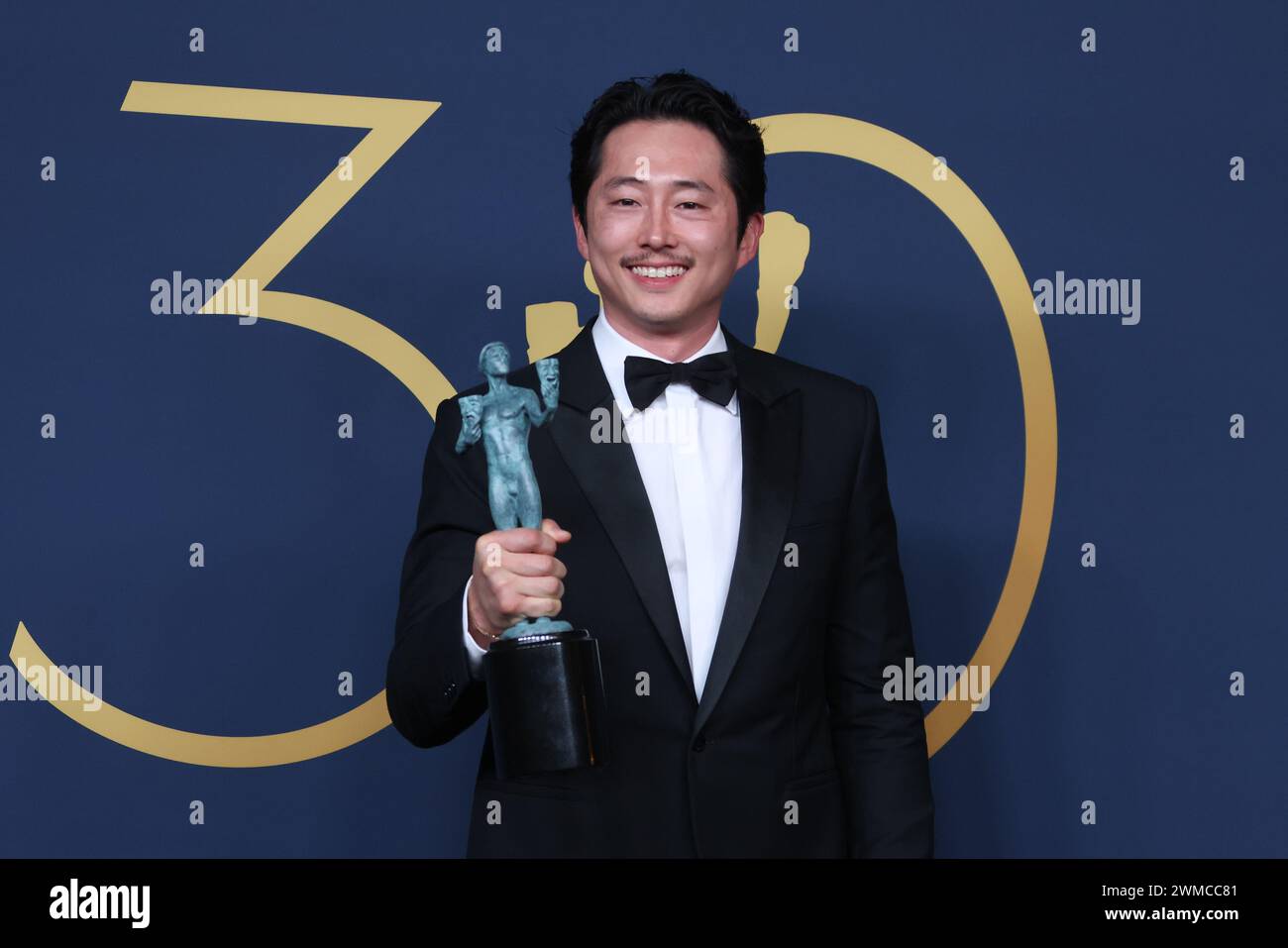 Los Angeles, Stati Uniti. 25 febbraio 2024. LOS ANGELES, CALIFORNIA - 24 FEBBRAIO: Steven Yeun, vincitore del premio Outstanding male Actor in a Television Movie o Limited Series per le pose di manzo nella sala stampa durante il 30° Annual Screen Actors Guild Awards al Shrine Auditorium e Expo Hall il 24 febbraio 2024 a Los Angeles, California. Foto: Crash/imageSPACE credito: Imagespace/Alamy Live News Foto Stock