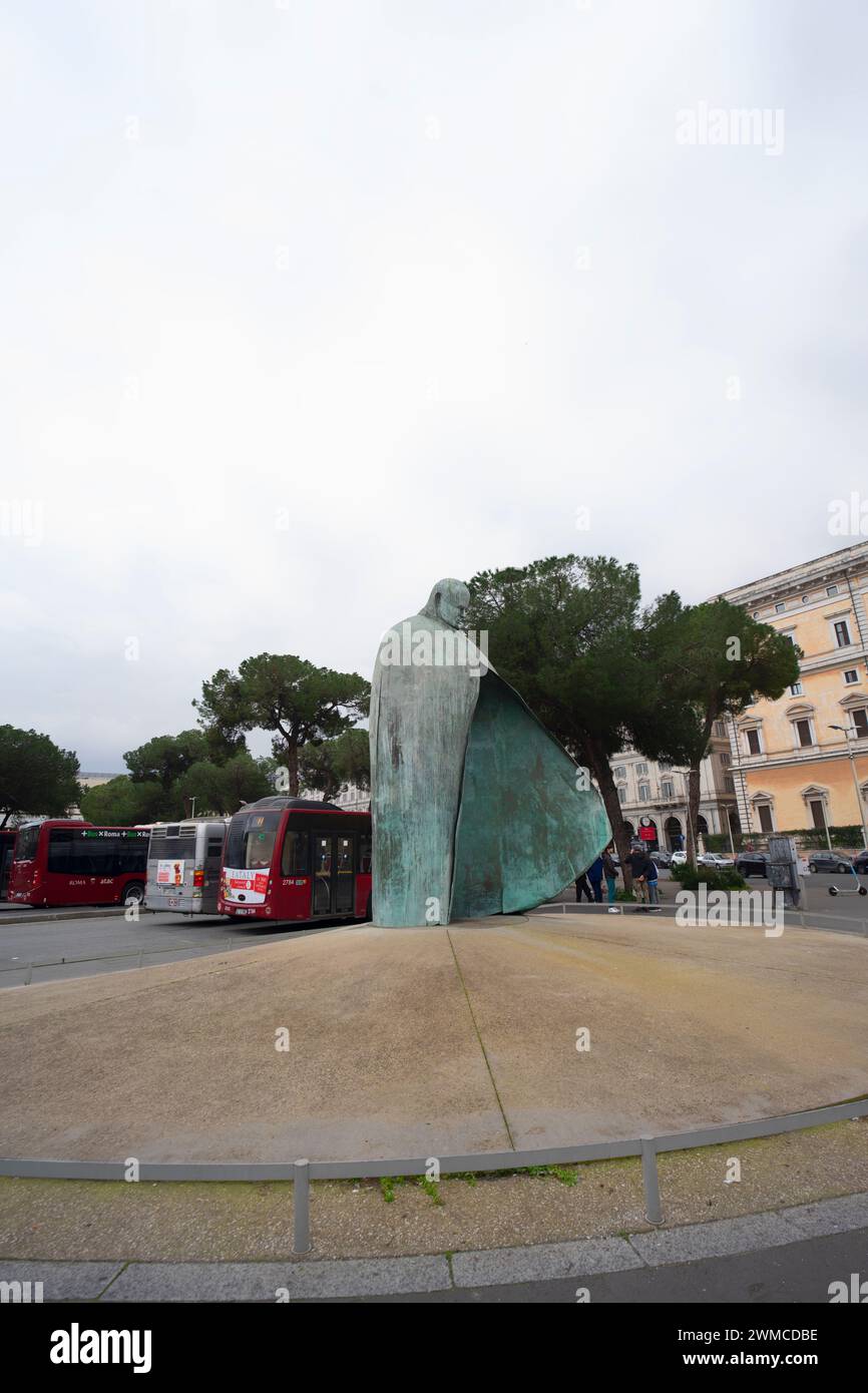 La scultura di Papa Giovanni Paolo II, realizzata in bronzo e con un'altezza di cinque metri, Roma, Italia Foto Stock