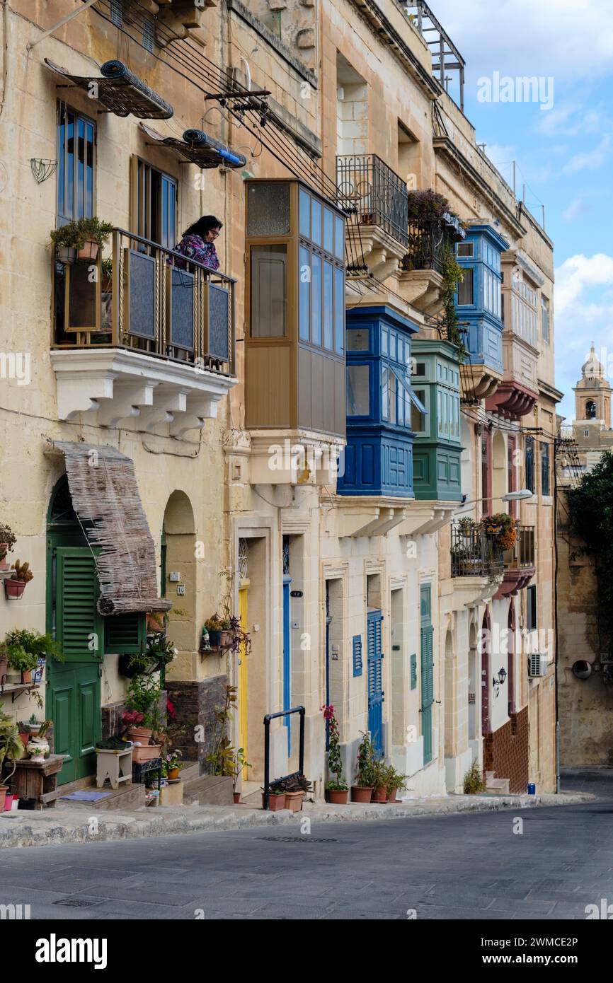 Vecchi edifici con tradizionali balconi maltesi, Senglea, la Valletta, Malta Foto Stock