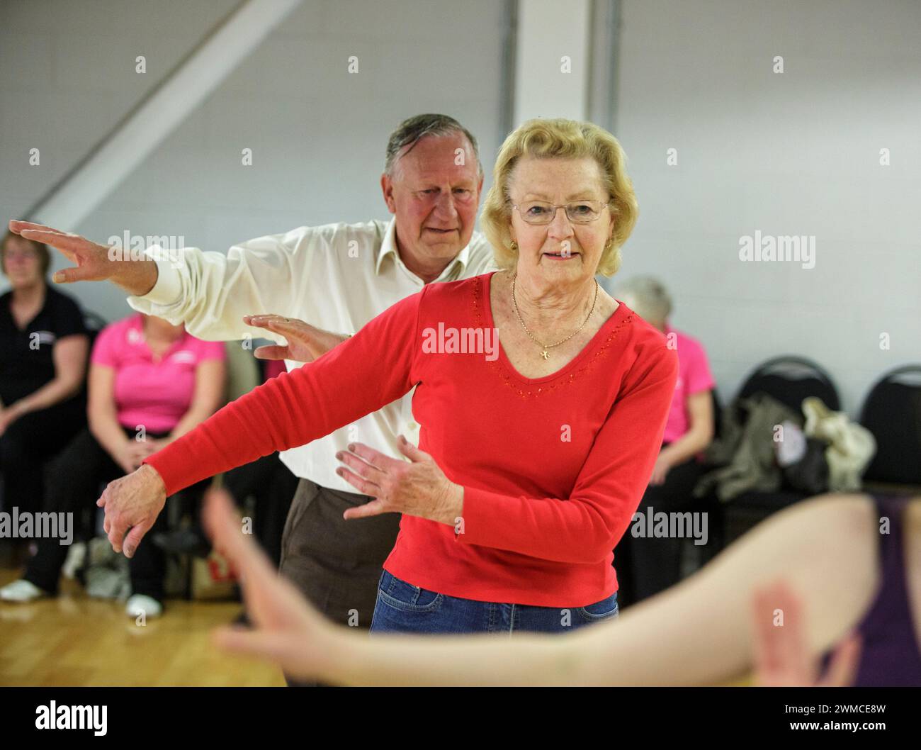 Una lezione di danza di oltre 50 anni a Leicester, Regno Unito Foto Stock