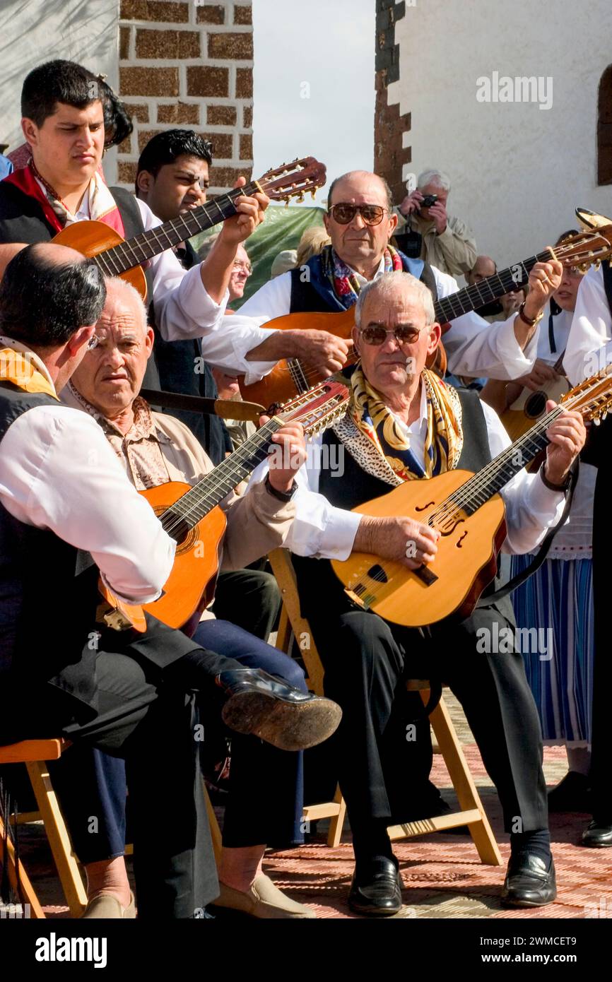 A Tenerife, Isole Canarie, la popolazione locale della città di Teguise festeggia nel centro della città con spettacoli di canto e danza tradizionali. Foto Stock