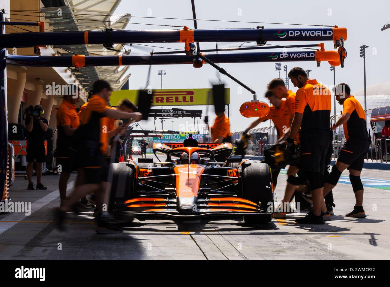 MANAMA, BAHRAIN, BAHRAIN International Circuit, 23.Feb.2024: Lando Norris di Gran Bretagna e McLaren F1 Team e meccanica durante la Formula 1 Bahrai Foto Stock