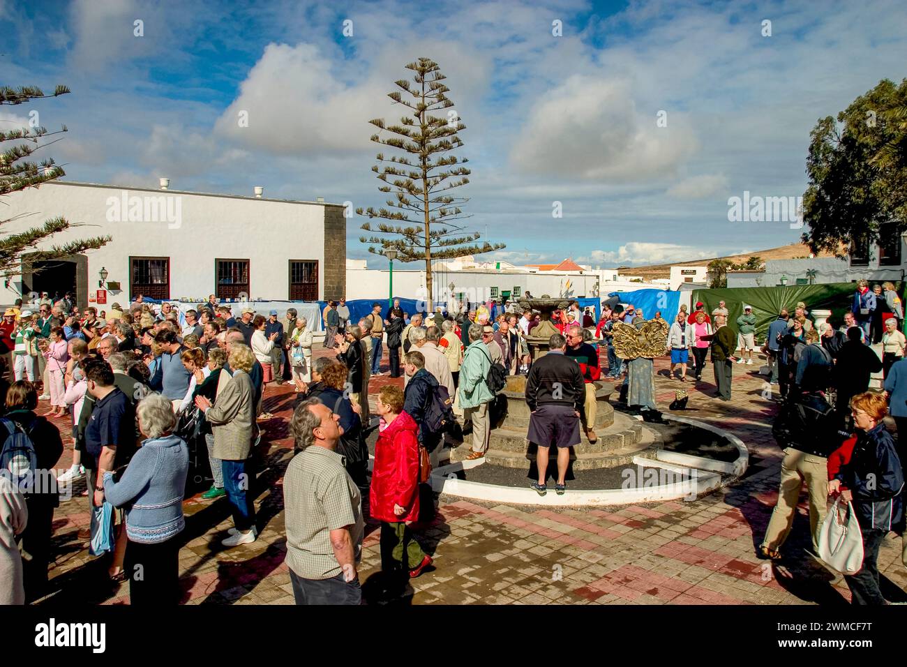 A Tenerife, Isole Canarie, la popolazione locale della città di Teguise festeggia nel centro della città con spettacoli di canto e danza tradizionali. Foto Stock