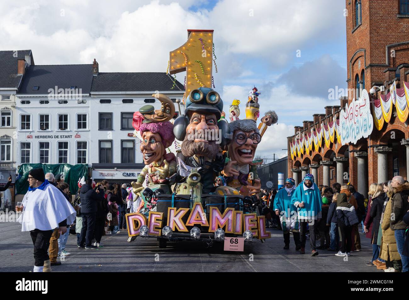 AALST, BELGIO, 12 FEBBRAIO 2024 Gruppo di carnevale Bedesterd e float