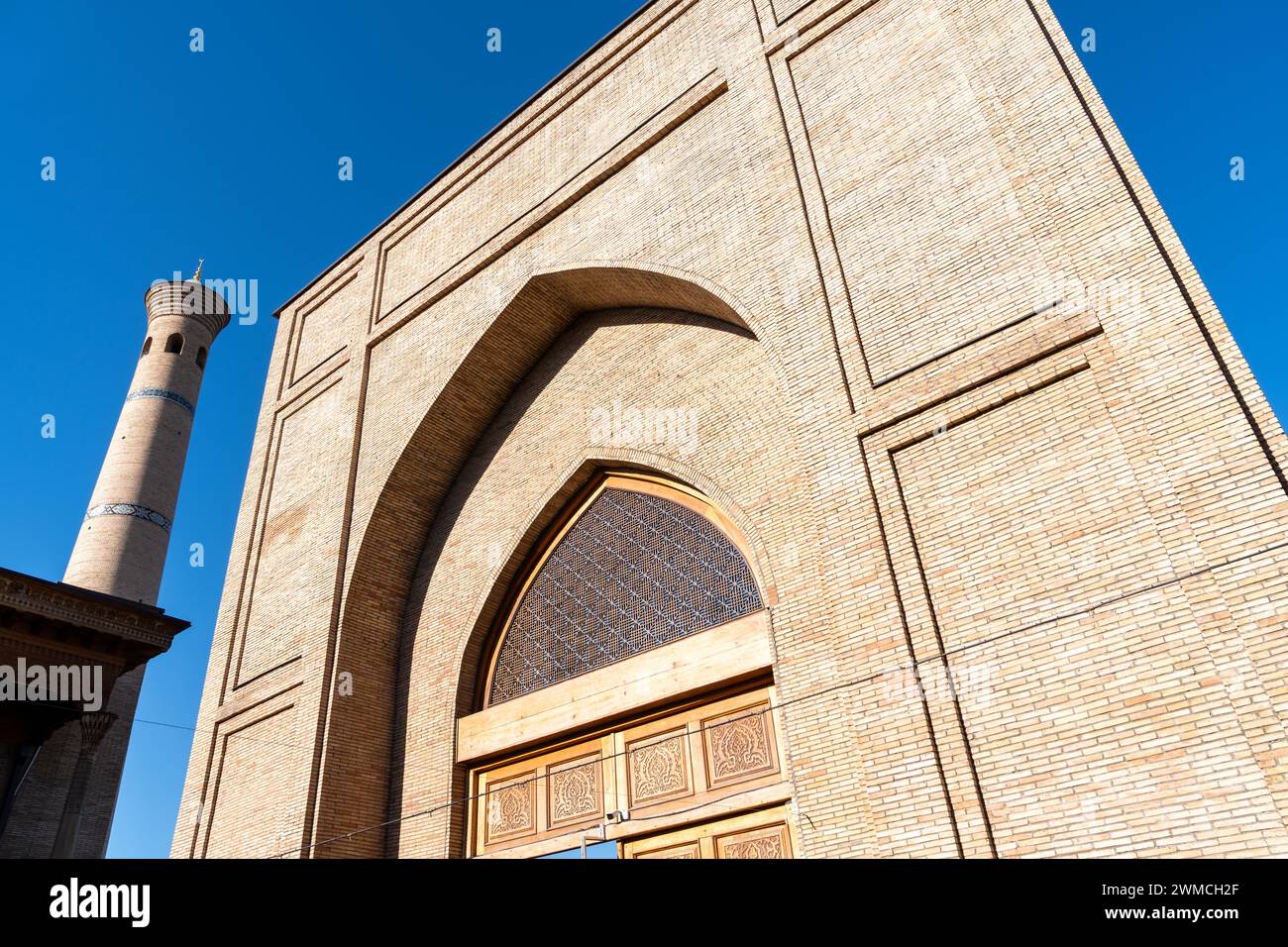 Tashkent, Uzbekistan-11 agosto 2023: Vista dell'ingresso della Moschea Tillya Sheikh durante una giornata di sole. Il complesso è una piazza che include un set Foto Stock
