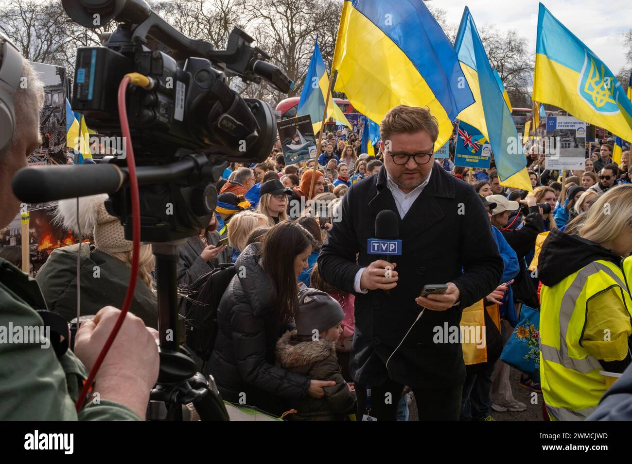 Londra, Regno Unito. 24 febbraio 2024. Un reporter televisivo si prepara a dare un resoconto in diretta durante il raduno Stand with Ukraine. Migliaia di manifestanti hanno tenuto una manifestazione, marcia e veglia per commemorare il secondo anniversario dell'invasione dell'Ucraina da parte della Russia. (Foto di James Willoughby/SOPA Images/Sipa USA) credito: SIPA USA/Alamy Live News Foto Stock