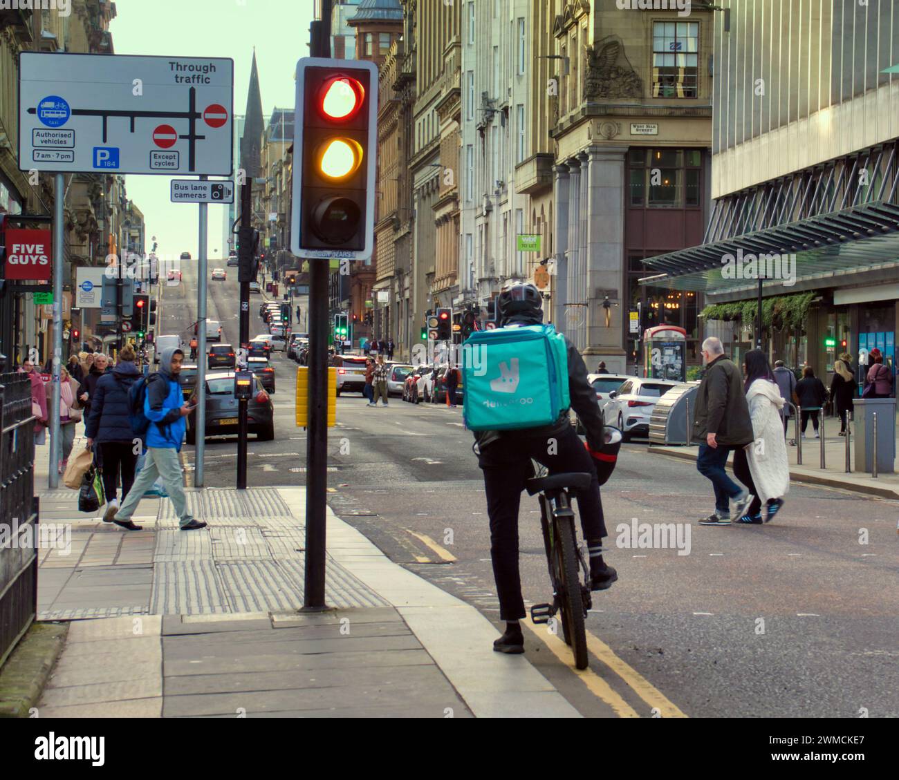 Glasgow, Scozia, Regno Unito. 25 febbraio 2024. Meteo nel Regno Unito: La giornata calda ha visto il tempo primaverile per la gente del posto nel centro della città. Credit Gerard Ferry/Alamy Live News Foto Stock