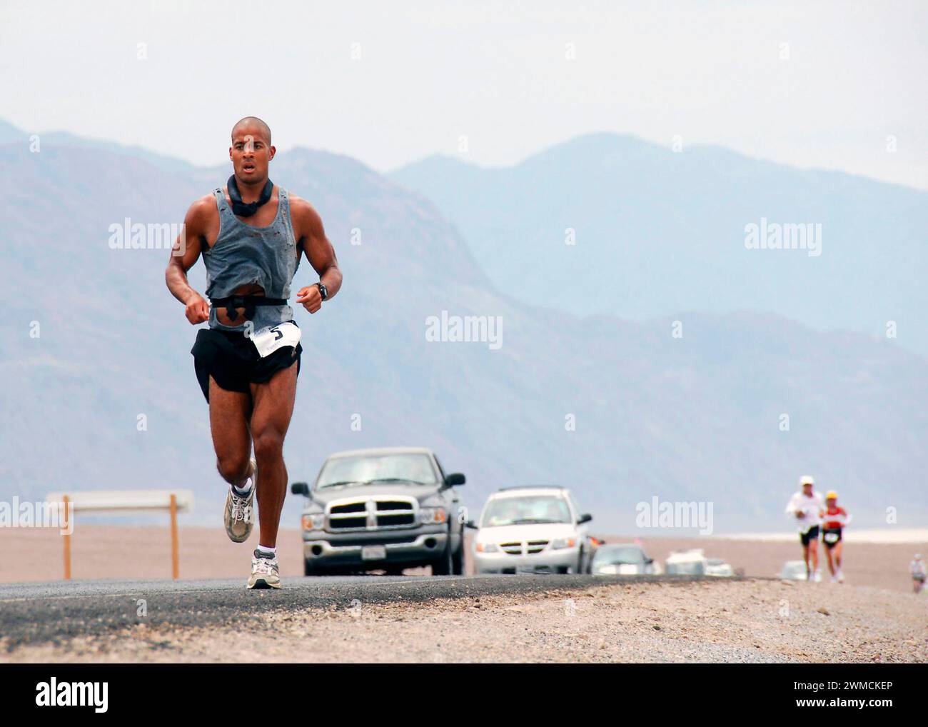 Death Valley, Stati Uniti d'America. 23 luglio 2007. David Goggins, operatore di guerra speciale della Marina degli Stati Uniti di prima classe, a sinistra, mantiene il ritmo mentre corre per 135 miglia attraverso il Scorching Death Valley National Park durante la Badwater Ultramarathon, 23 luglio 2007 a Death Valley, California. Goggins ha concluso la gara al terzo posto dopo 25 ore di corsa dal punto più basso negli Stati Uniti al punto più alto. Crediti: MCS Brandon Rogers/US Navy Photo/Alamy Live News Foto Stock