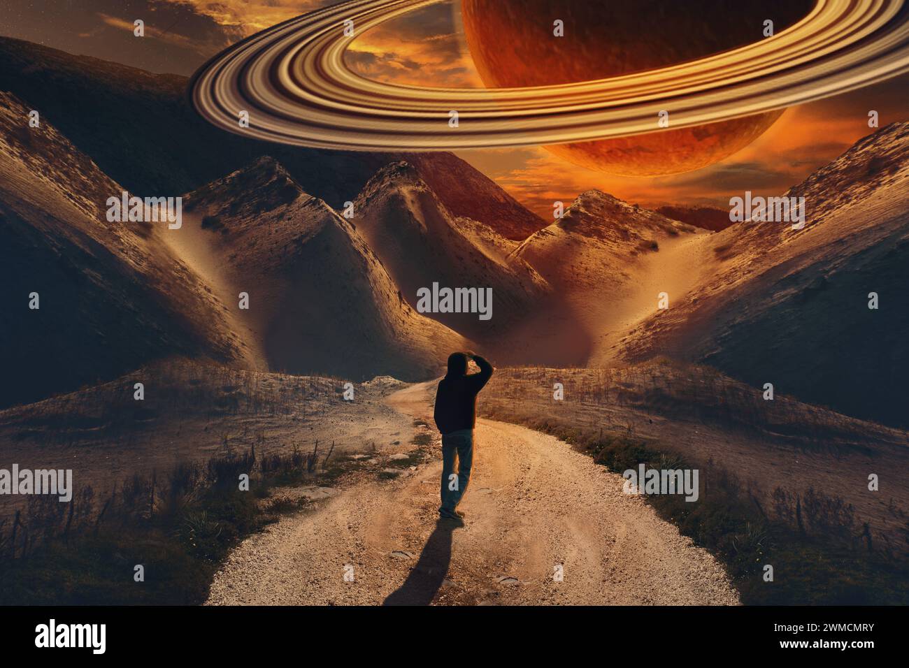 L'uomo guarda nel cielo il gigantesco pianeta Saturno nel cielo. L'influenza del pianeta Saturno nella carta natale su una persona. collage. Foto Stock