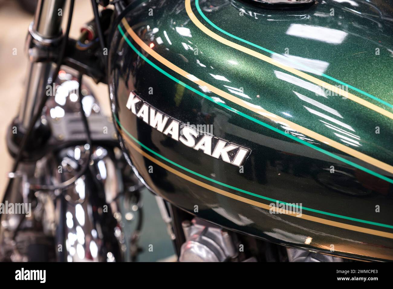 Il Bristol Classic Motorcycle Show 2024 Kawasaki 900 dettaglio serbatoio modello 1976 Foto Stock