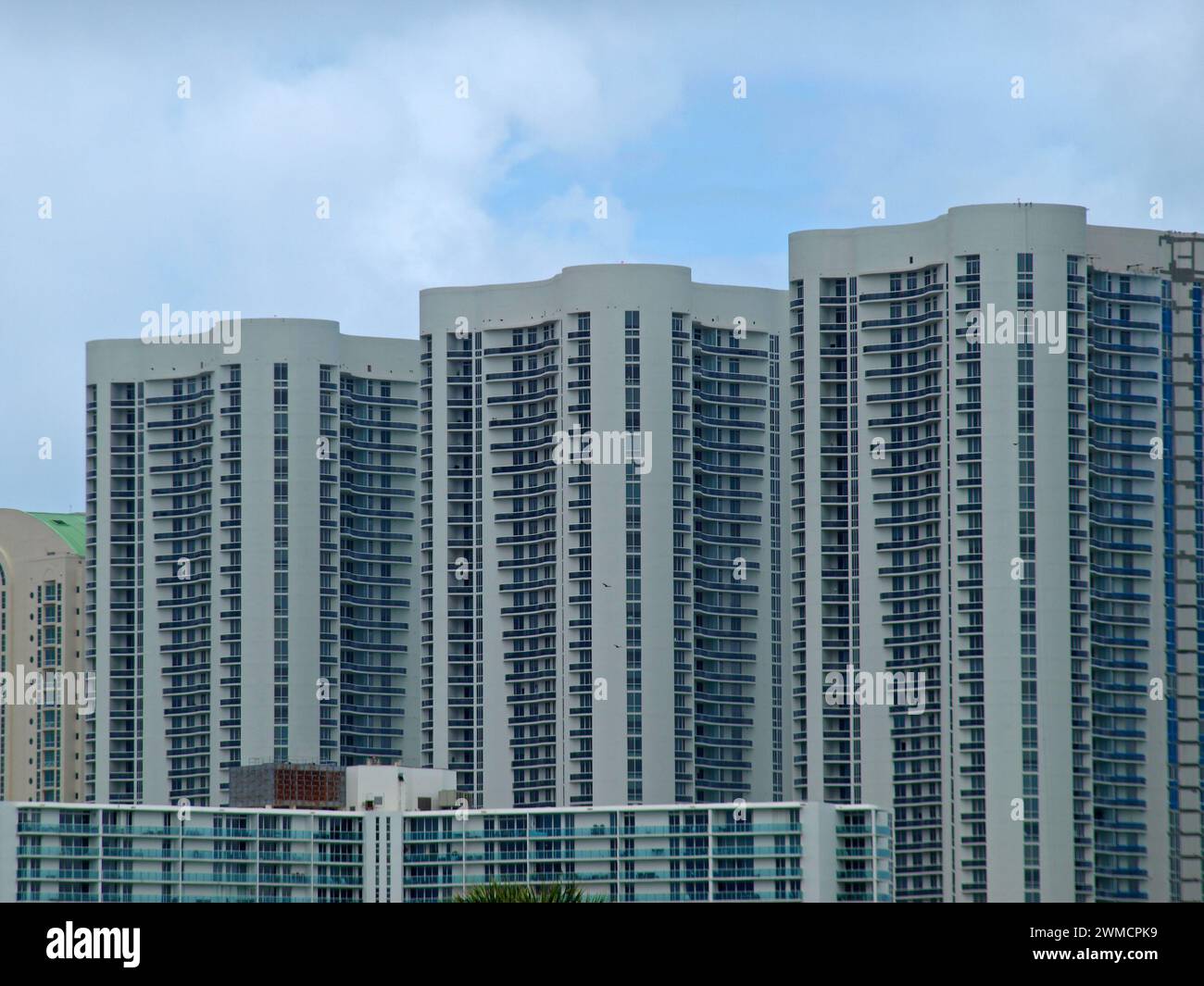 Sunny Isles Beach, Florida, Stati Uniti - 27 gennaio 2024: Appartamenti in edifici costieri. Vita ad alta densità. Foto Stock
