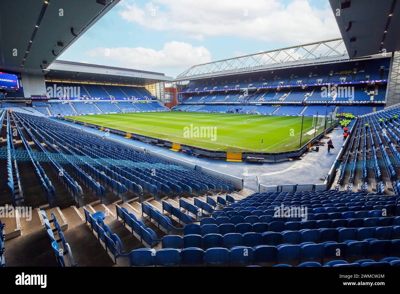 Il campo da gioco e lo spettatore si trovano all'interno dell'Ibrox Stadium, sede del Rangers Football Club, Glasgow, Scozia, Regno Unito Foto Stock