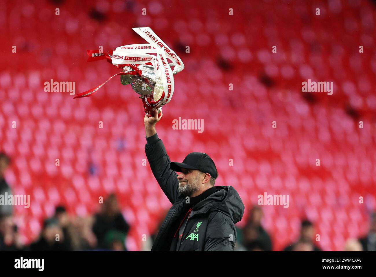 Londra, Regno Unito. 25 febbraio 2024. Jurgen Klopp, il manager del Liverpool FC, eleva il trofeo Carabao EFL Cup mentre celebra la vittoria delle sue squadre. Carabao Cup final 2024, Chelsea contro Liverpool allo stadio Wembley di Londra domenica 25 febbraio 2024. Solo per uso editoriale. foto di Andrew Orchard/Andrew Orchard fotografia sportiva/Alamy Live News Credit: Andrew Orchard fotografia sportiva/Alamy Live News Foto Stock