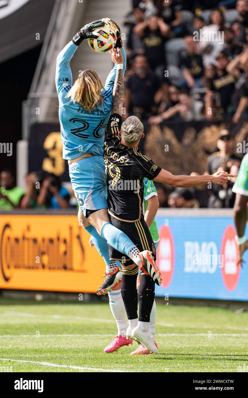 Il portiere dei Seattle Sounders Andrew Thomas (24) riceve un calcio d'angolo destinato al centrocampista del LAFC Mateusz Bogusz (19) durante una partita della MLS di sabato, Fe Foto Stock