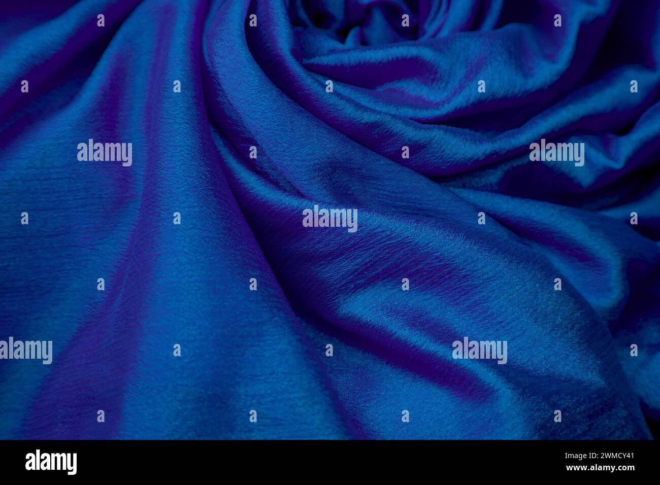 Primo piano di un lussuoso tessuto di seta blu reale Foto Stock