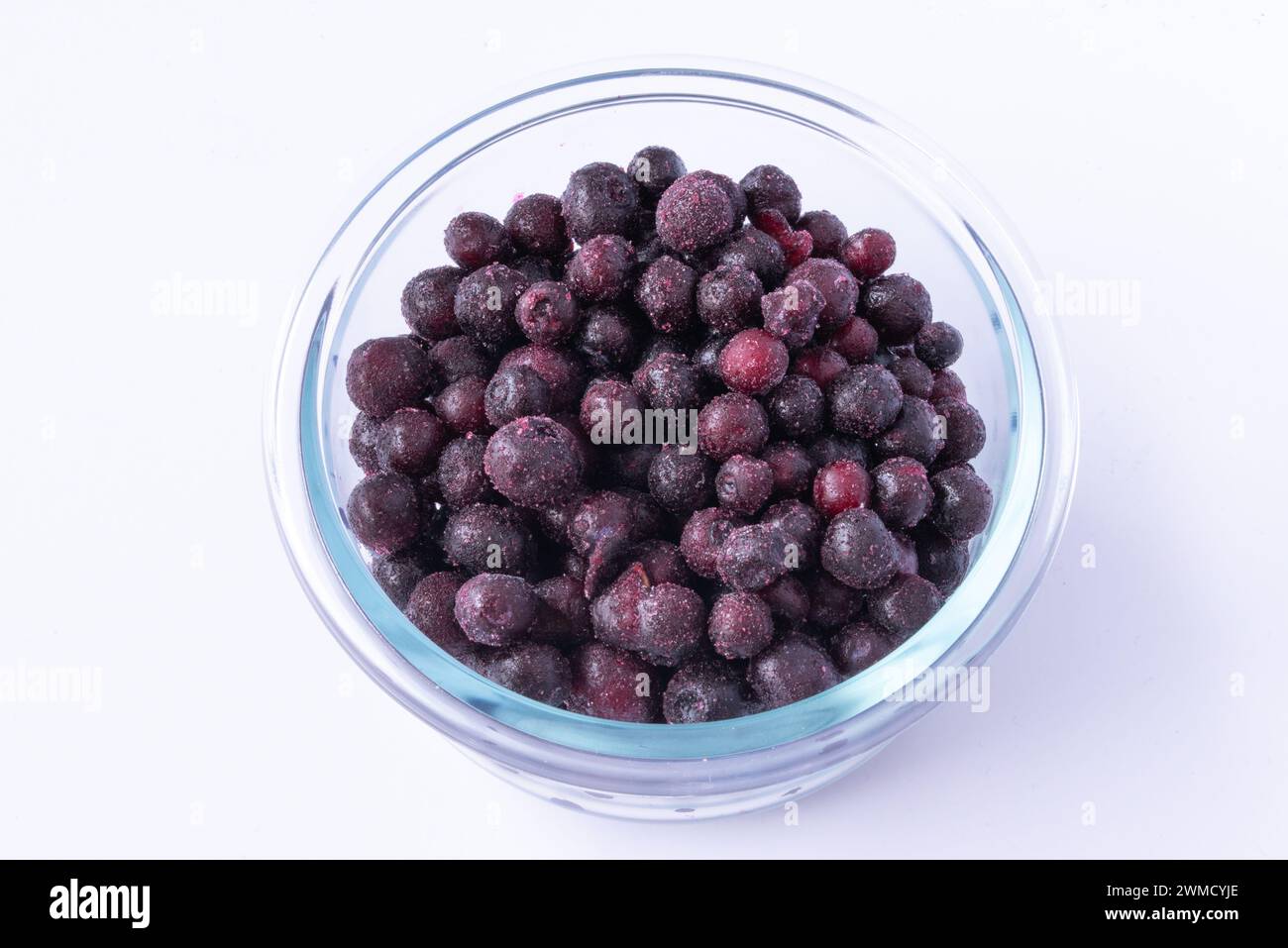 Mirtilli selvatici congelati in una ciotola Foto Stock