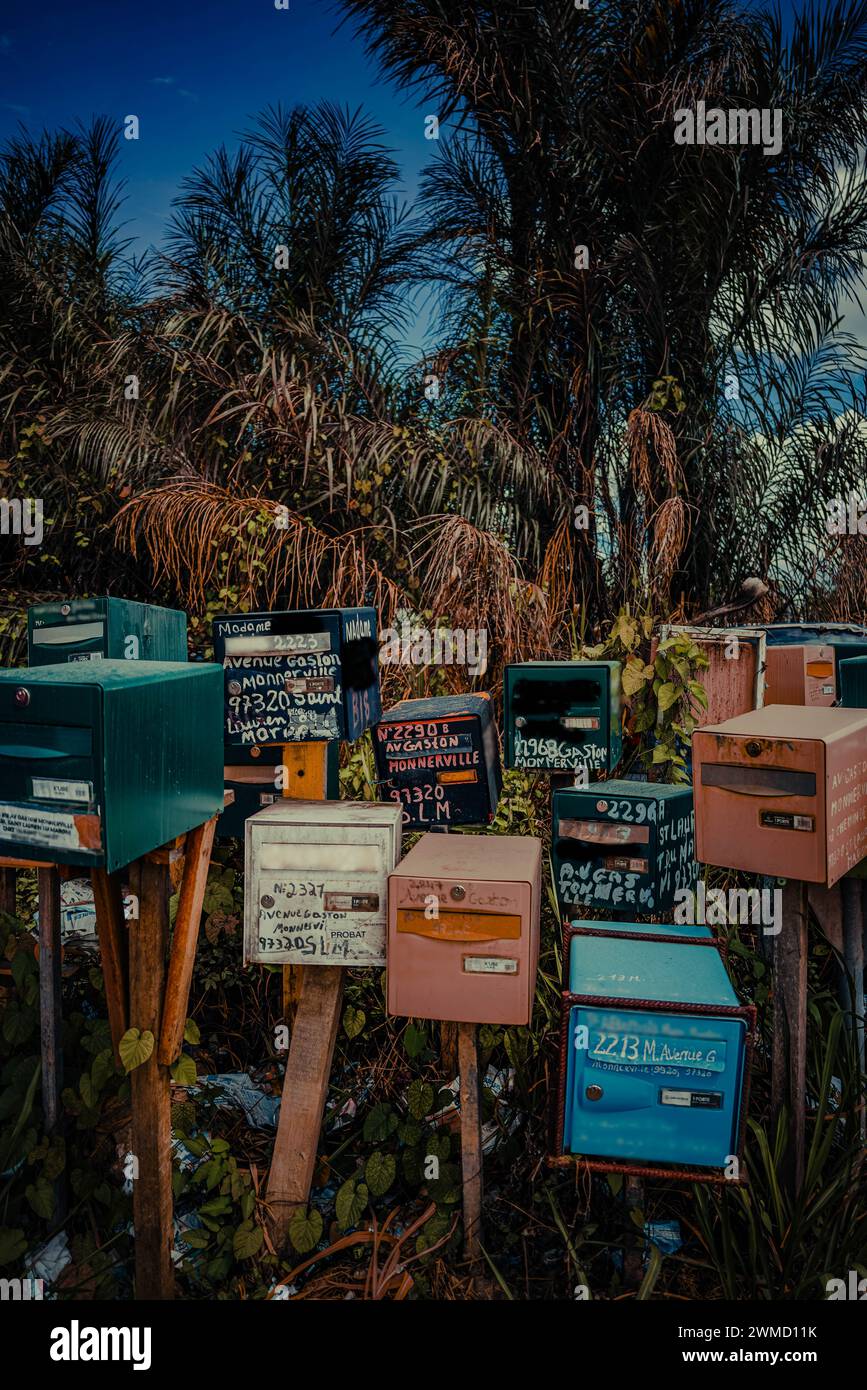 Cassette postali senza nome e indirizzo Foto Stock