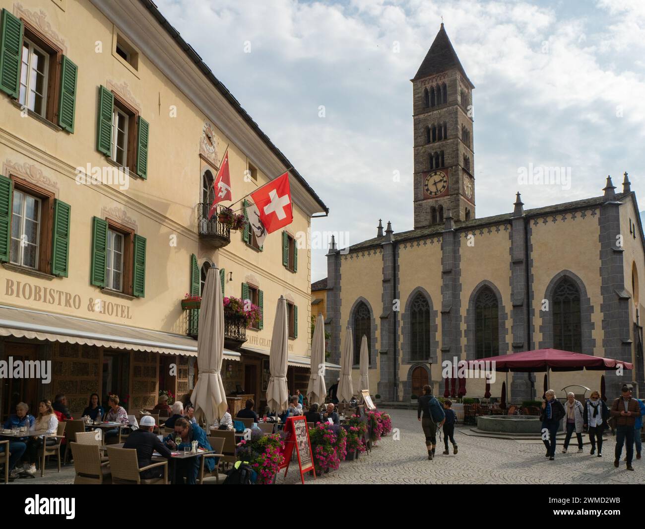 Poschiavo, Svizzera - 14 ottobre 2023: Piazza storica circondata da vecchi edifici Foto Stock