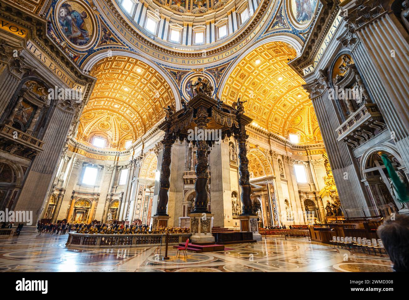 Città del Vaticano, Roma, 25 novembre 2023: Dettagli architettonici della Cupola e del baldacchino del Bernini in San Di Peter Foto Stock