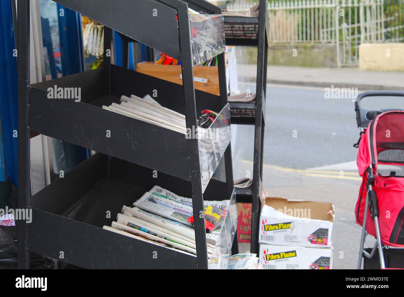 Dublino, Irlanda - 24 febbraio 2024: Una foto di pile di giornali impilati sugli scaffali fuori da un negozio. Foto Stock