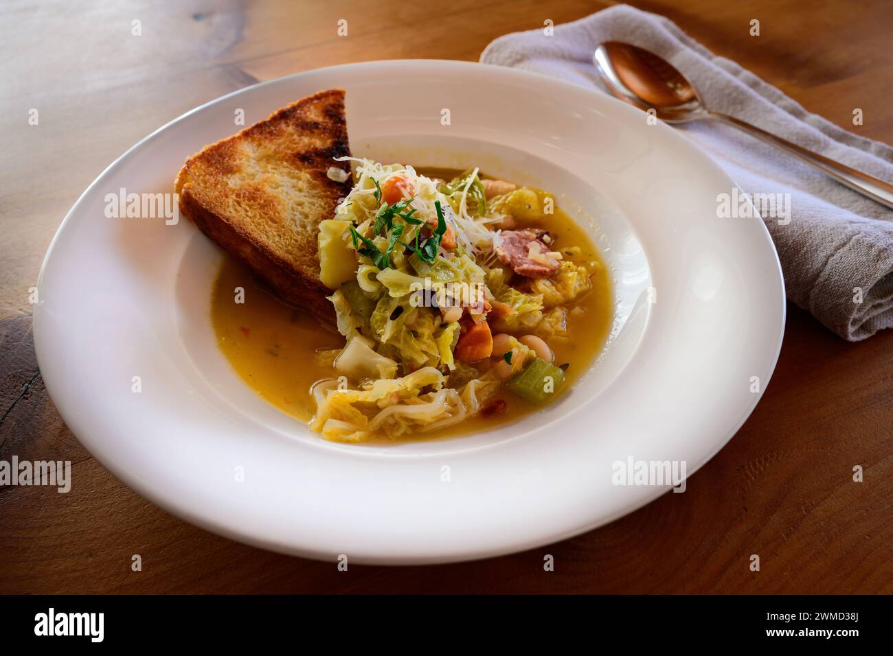 Ribollita di pane italiano e zuppa di fagioli toscani con verdure invernali Foto Stock