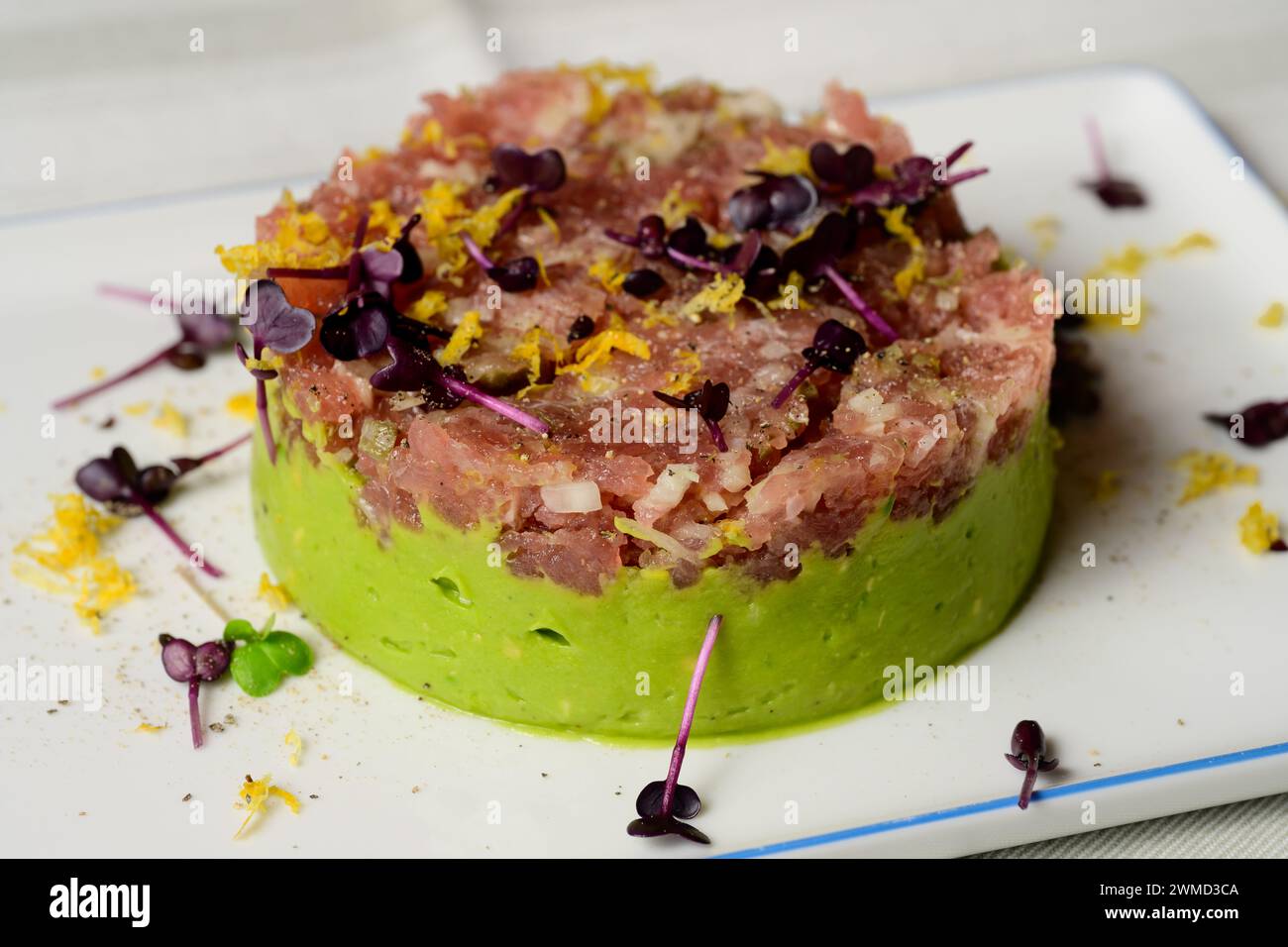 Tartaro di tonno crudo con scorza di limone ed erbe aromatiche Foto Stock