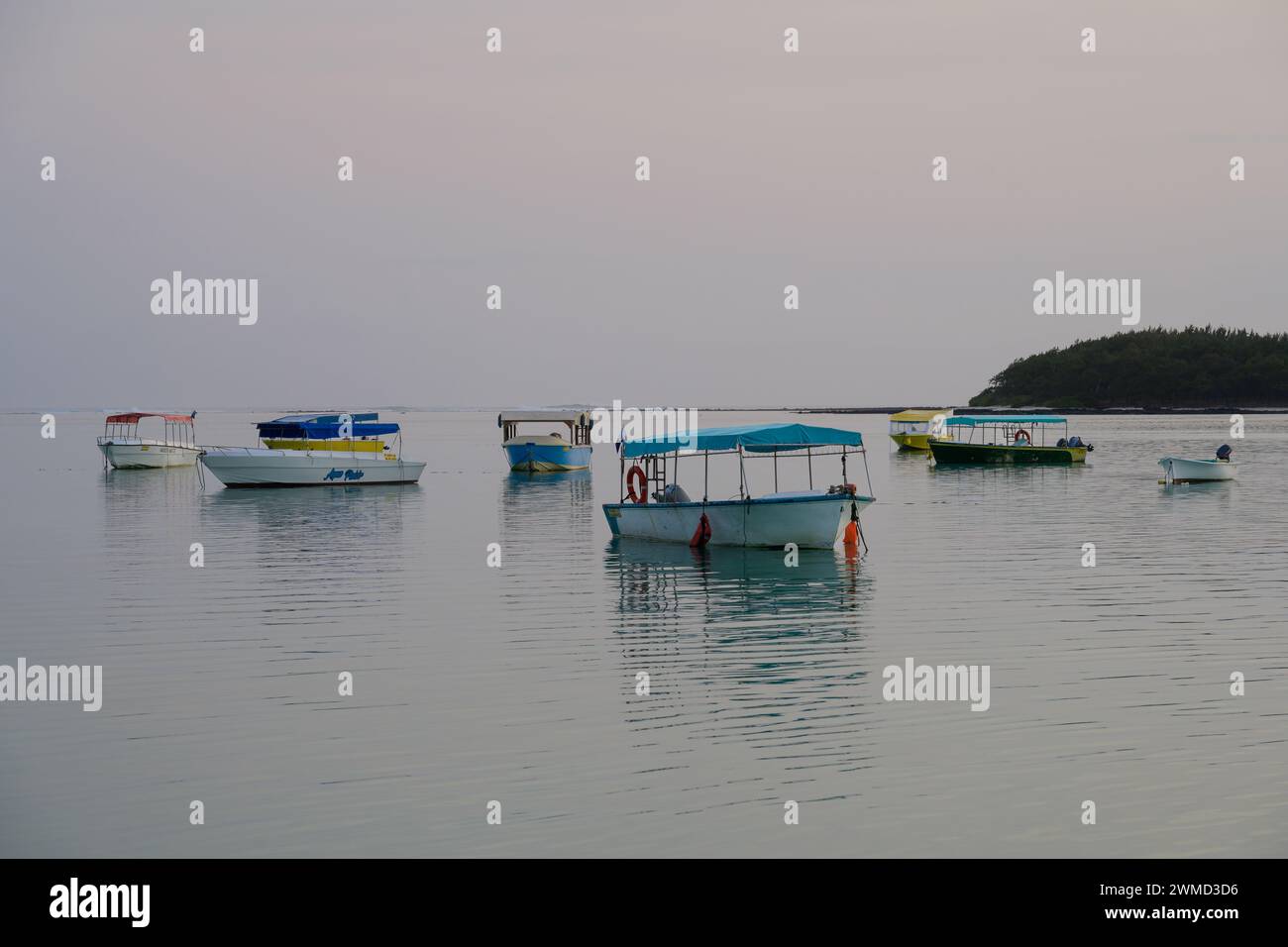 Blue Bay Beach, Mauritius - 18 ottobre 2023: Barche da diporto ormeggiate in una laguna in serata. Foto Stock