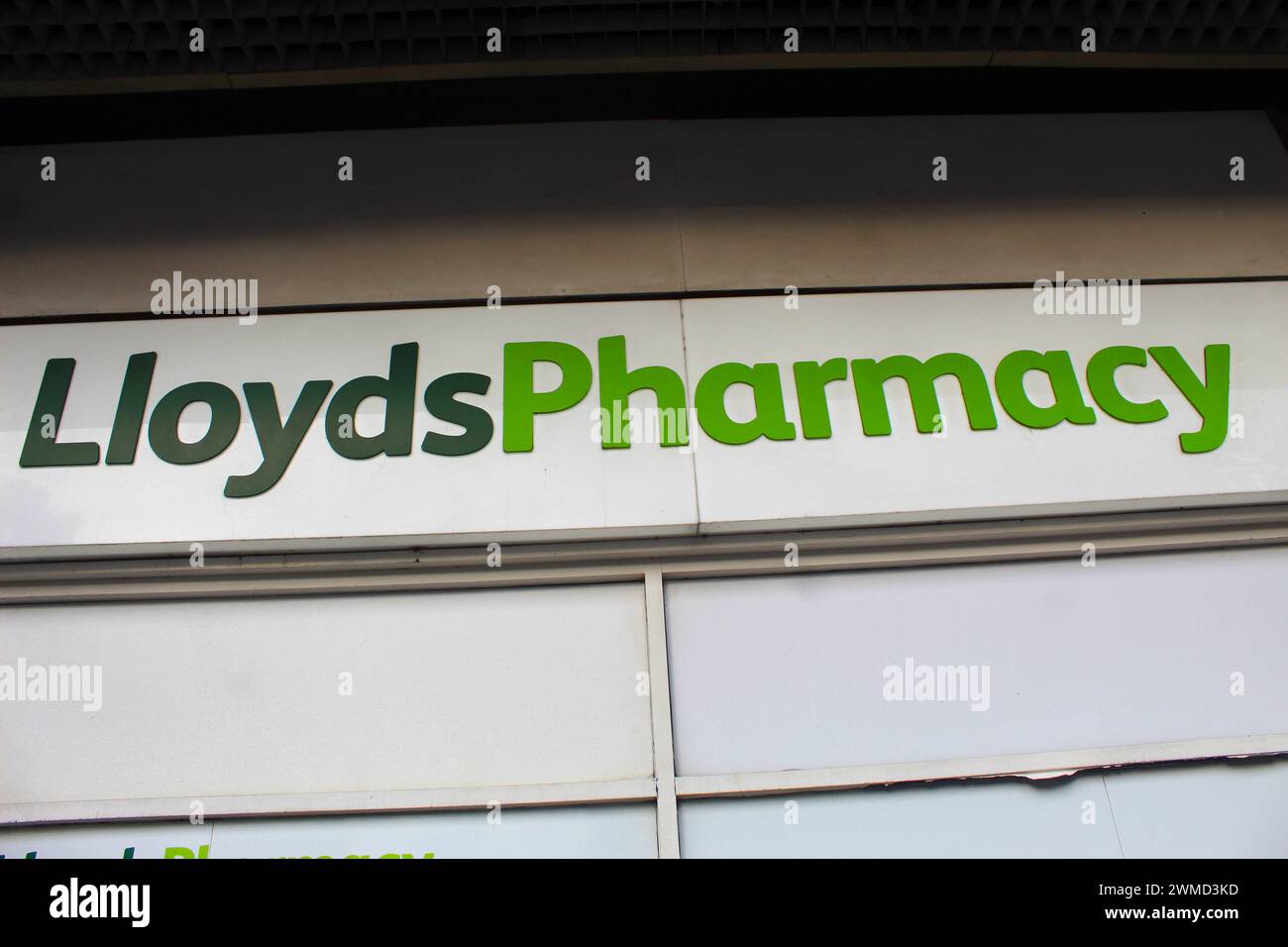Dublino, Irlanda - 24 febbraio 2024: Una foto del logo della Lloyds Pharmacy su un cartello esterno bianco. Foto Stock Dublino, Irlanda - 24 febbraio 2024: Una foto del logo della Lloyds Pharmacy su un cartello esterno bianco. Foto Stock