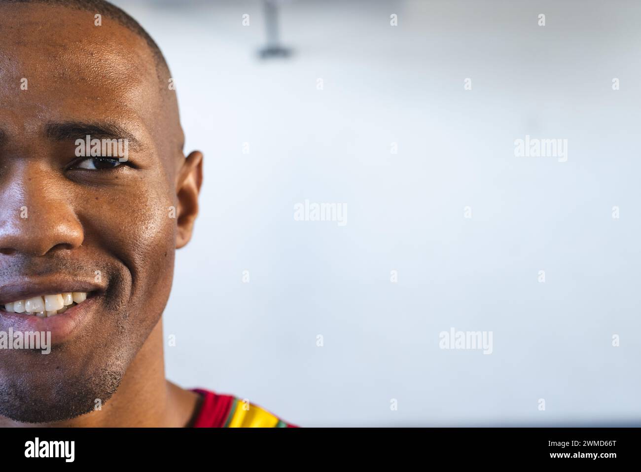 Primo piano di un uomo afroamericano sorridente, con spazio di copia Foto Stock