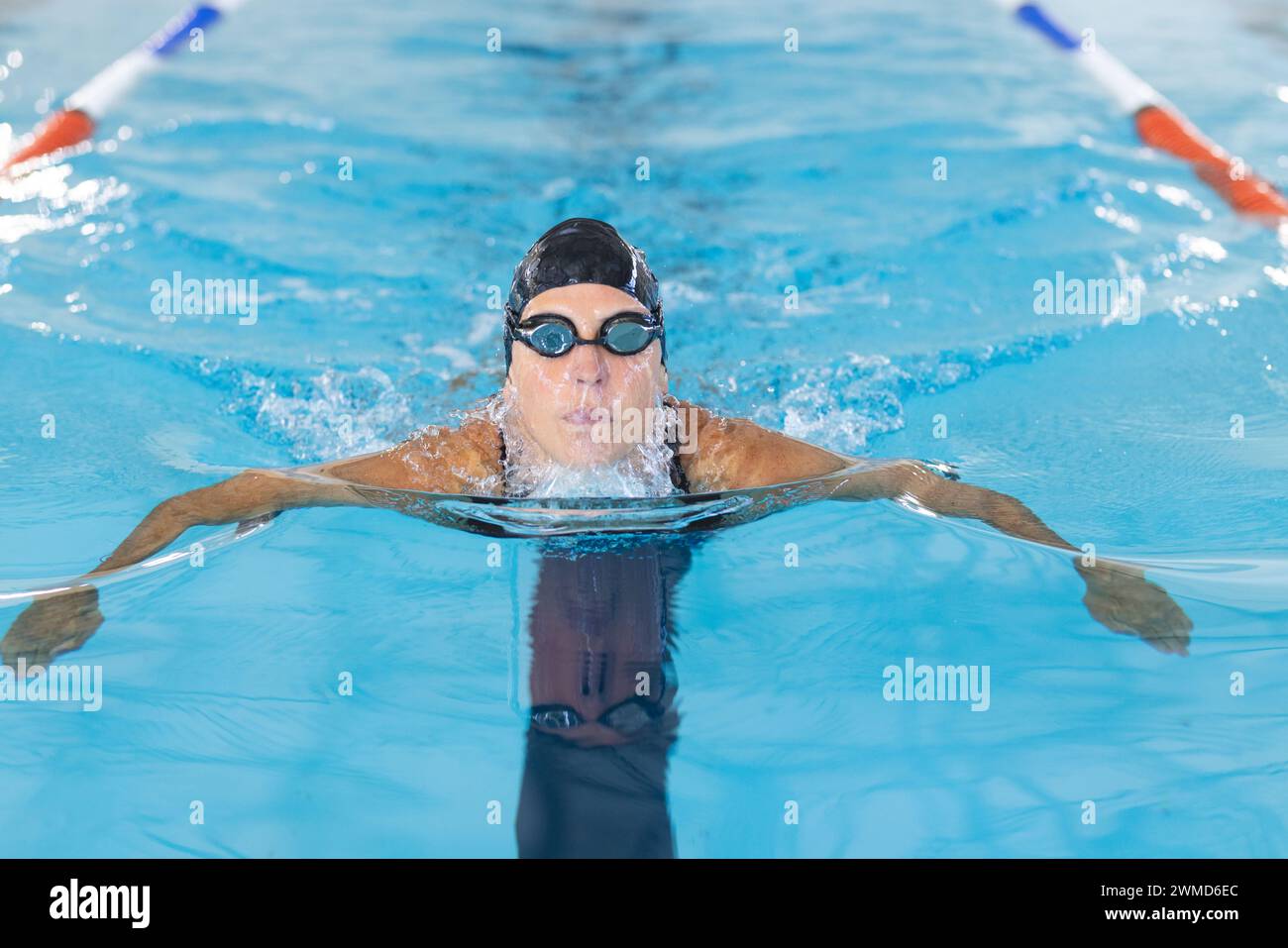 Atleta caucasica nuotatrice che nuota in piscina Foto Stock