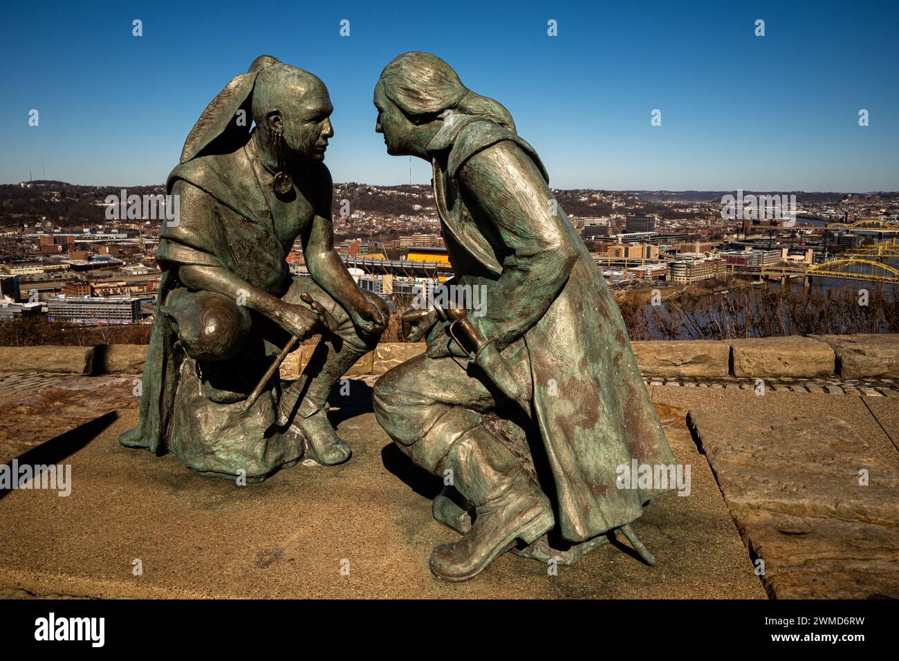 La statua di bronzo in onore di George Washington e del leader del Seneca Guyasuta si erge alta, incorniciata dall'iconico Acrisure (ex Heinz) Football Stadium, Foto Stock