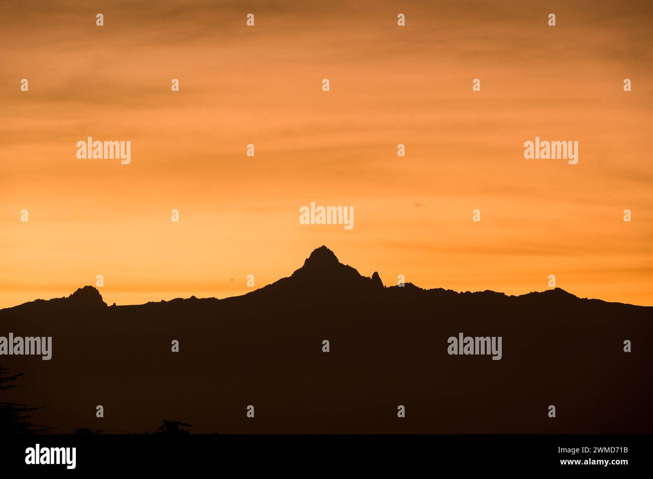 Monte Kenya all'alba con una silhouette contro un caldo cielo arancione, Kenya Foto Stock