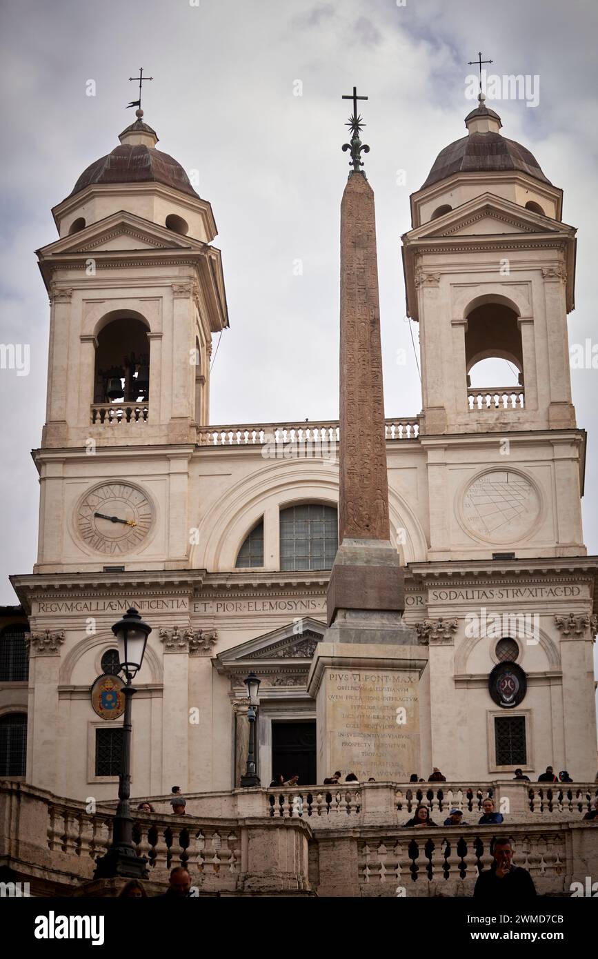 Piazza di Spagna con Chiesa della Santissima Trinità dei Monti, Roma, Italia. Foto Stock