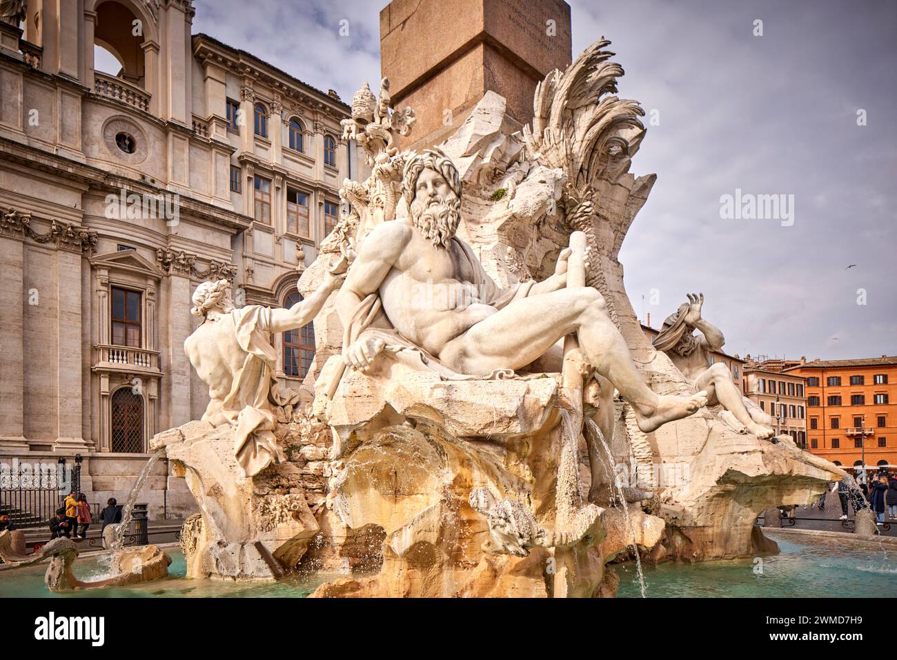 Sant'Agnese in Agone presso la fontana classica del XVII secolo, l'obelisco romano, Piazza Navona, Roma, Italia. Foto Stock