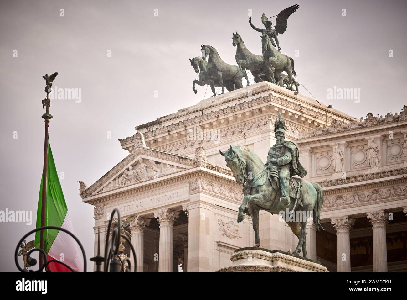 Grande tempio neoclassico in marmo, monumento a Vittorio Emanuele II e statua equestre di Vittorio Emanuele II a Roma, Italia. Foto Stock